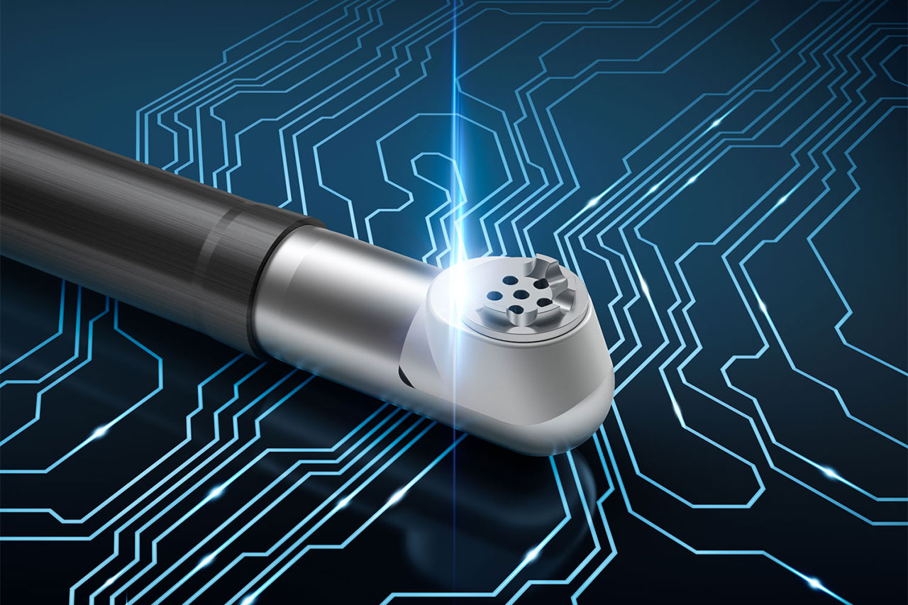 3D-Rendering – Key Visual „Electricity-Radio-Frequency“ Apollo-RF®-Ablationssonde (Radio Frequency): Medizinisches High-Tech-Instrument mit Lichtblitz auf Platinen-ähnlichem Hintergrund