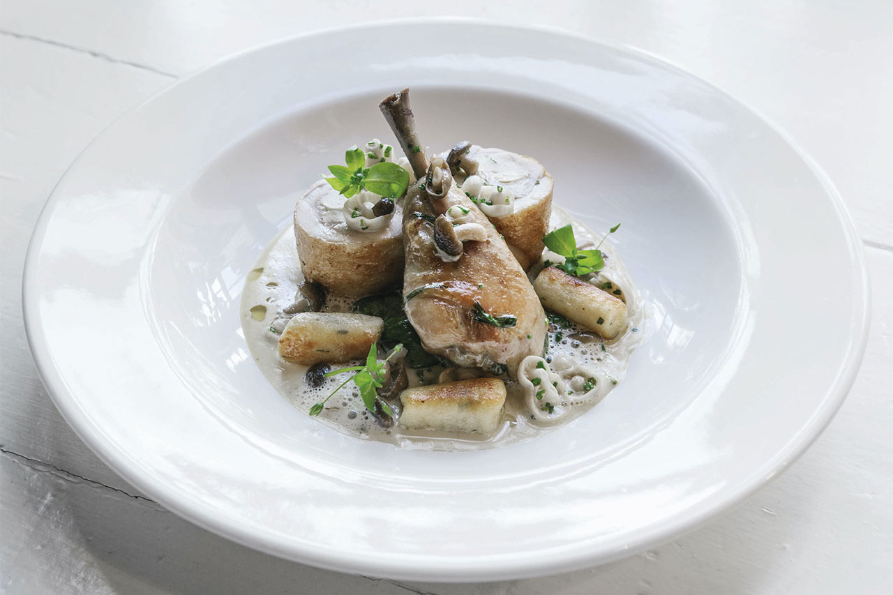 High-End-Bildbearbeitung Food - Neff: Teller mit schön angerichtetem Gericht - Fleischkeule mit Pilzen, Beilagen, Schaumsauce und Kräutern