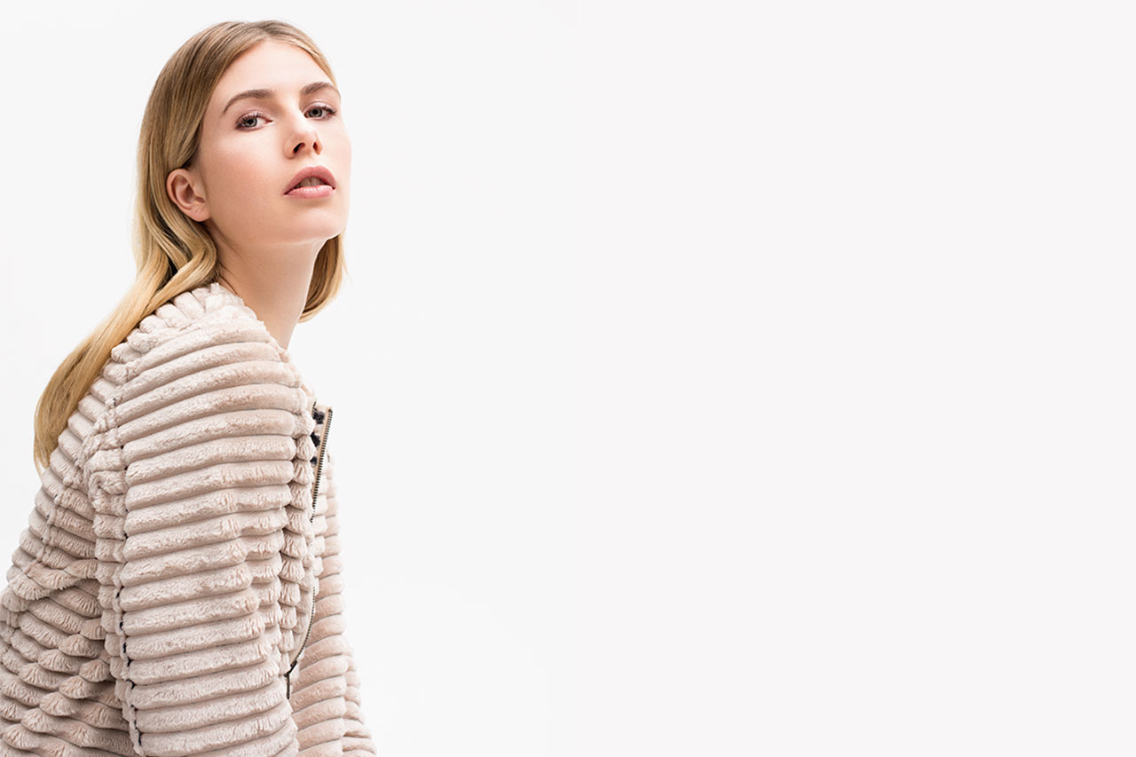 High-End-Bildbearbeitung / Postproduktion für Modefoto, Damen-Kollektion Barbara Lebek, Model in Ripp-Plüsch-Jacke