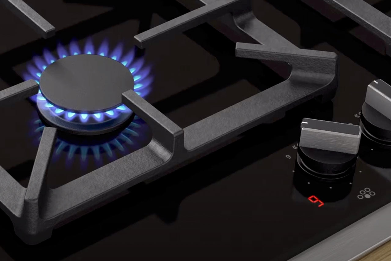 Kundenbriefing: Die Aufgabe ist es die 9-stufige Flammenregulierung eines Gaskochfeldes zu visualisieren. Diese Funktionssimulation soll für eine interne Firmenpräsentation genutzt werden. Die Zusammensetzung dieses Videos besteht daraus, dass zunächst eine Gasflamme in ihren verschiedenen Regulierungsstufen klassisch gefilmt wurde. Des Weiteren erhielten unsere 3D Spezialisten, CAD Konstruktionsdaten von einem Gaskochfeld. Dieses noch nicht existierende Kochfeld wurde texturiert, modelliert und gerendert. Die beiden Elemente, Realfilm von der Flamme sowie das 3D gerenderte Kochfeld, wurden in ein Küchenmilieu composed und mit einer Kamerafahrt zu einem Werbefilm zusammengestellt.