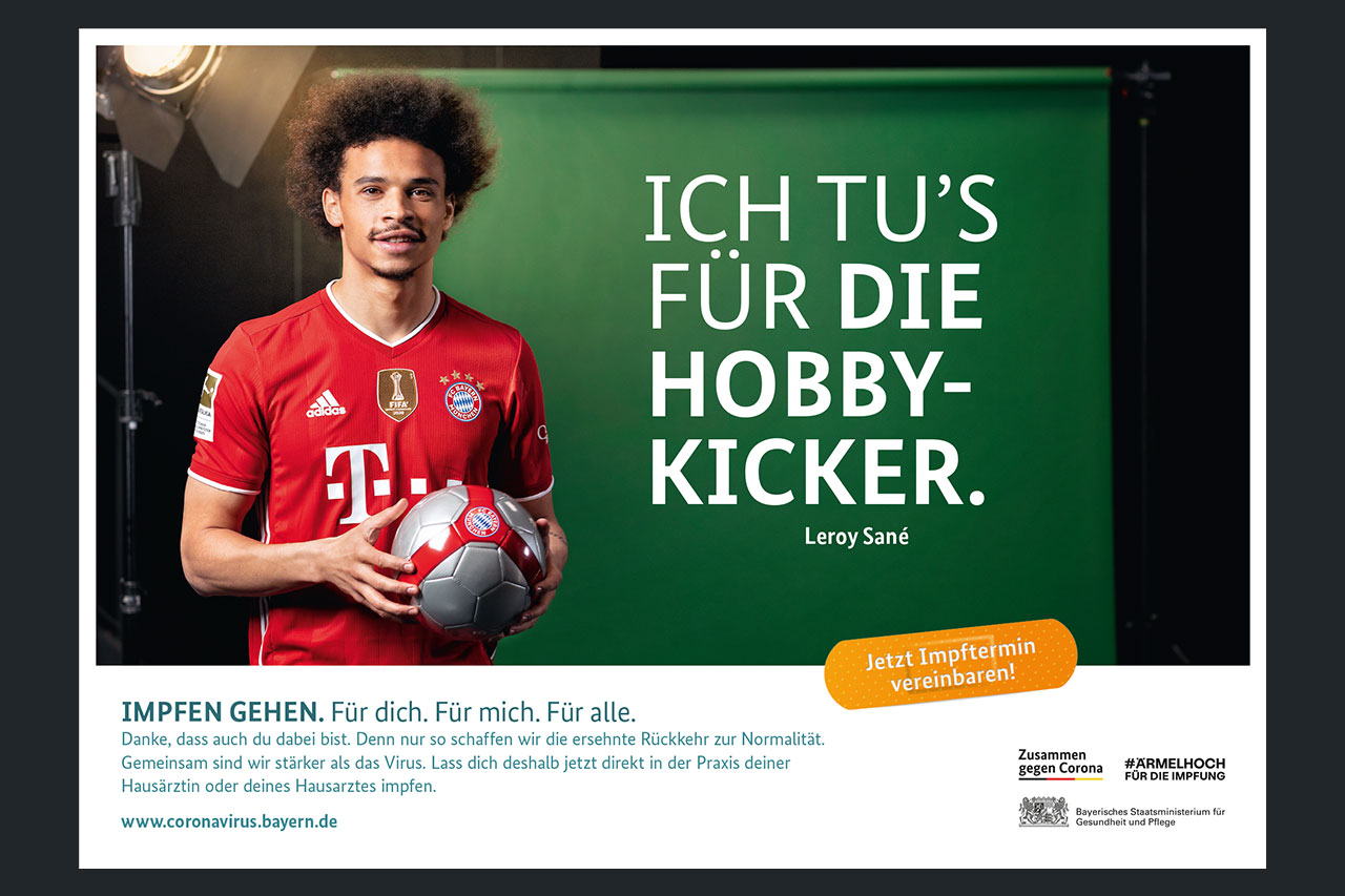 Postproduktion und High-End-Bildbearbeitung für: „Impfen gehen“  Motivationskampagne des Bayerischen Staatsministeriums für Gesundheit und Pflege (StMGP) – Leroy Sané im FC Bayern-Trikot hält Fußball in den Händen: „Ich tu’s für die Hobby-Kicker.“