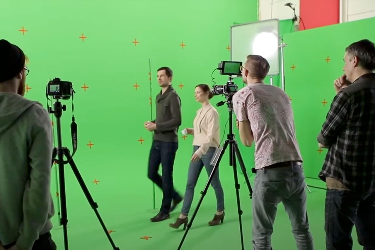 In einem Greenscreen Studio wurden zwei Models gefilmt. Die Aufgabe der  beiden Models war es, um einen Küchenblock zu einer Kaffeemaschine zum Espresso trinken zu gehen. Das ganze wurde mit einer 4K Filmkamera aufgenommen. Die roten Tracking Points stellen die Grundlage dar, um die spätere Animation vorzunehmen. Unsere CGI Spezialisten designten und konstruierten die 3D Küche und ihre Accessoires, deren Oberflächen mit Hilfe von einer 3D Grundlage leicht austauschbar sind. Es können sowohl farbliche Variationen, wie auch Änderungen in der Oberflächenstruktur vorgenommen werden. Dies dient im Besonderen zur Visualisierung und Gegenüberstellung verschiedener Designs und Produkte, um ein optimales Ergebnis zu erzielen.