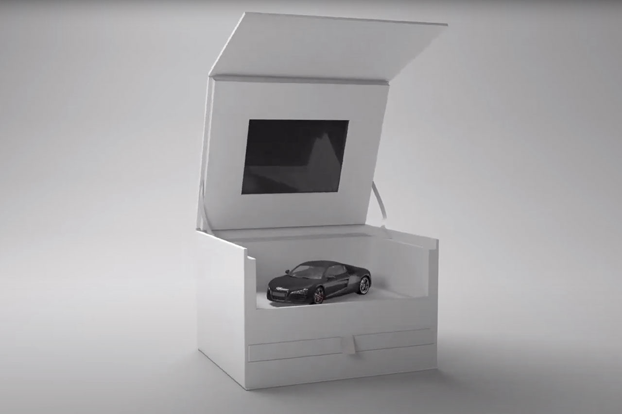 In diesem Produktvideo wird Ihnen ein Werbegeschenk, die Audibox, vorgestellt und in einem 360-Grad Turntable präsentiert. Durch Visualisierung wird das Produkt in optimaler Belichtung dargestellt und dessen Funktion anhand einer Animation veranschaulicht.