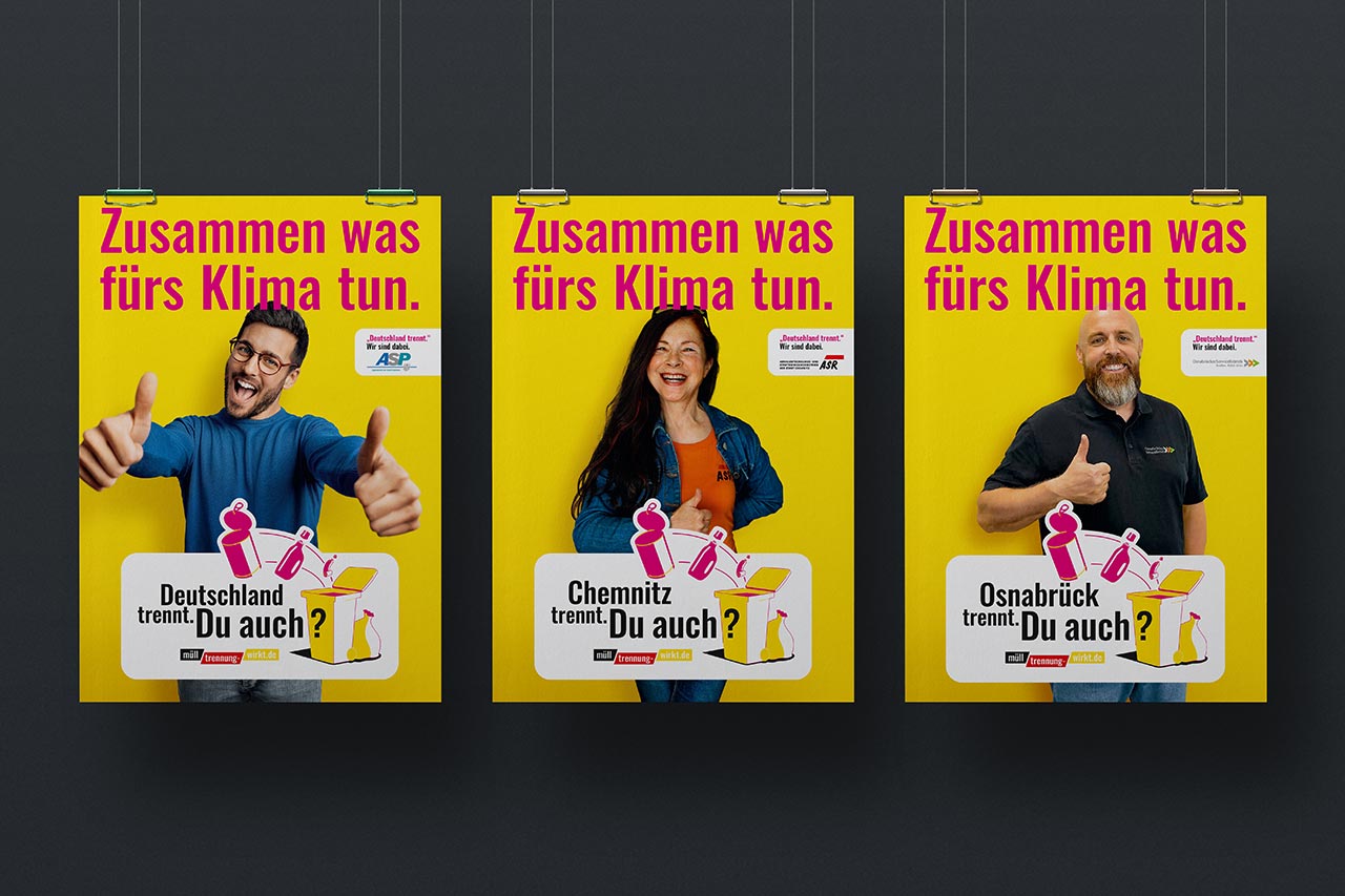 Drei nebeneinander gehängende Poster für die Kampagne „Deutschland trennt“. Der Hintergrund der drei Poster ist knallig gelb mit jeweils einer sympathischen Person die freundlich und auffordernd den Betrachter ansieht. Am oberen Posterrand steht die knallige, pinke Headline „Zusammen was fürs Klima tun.“